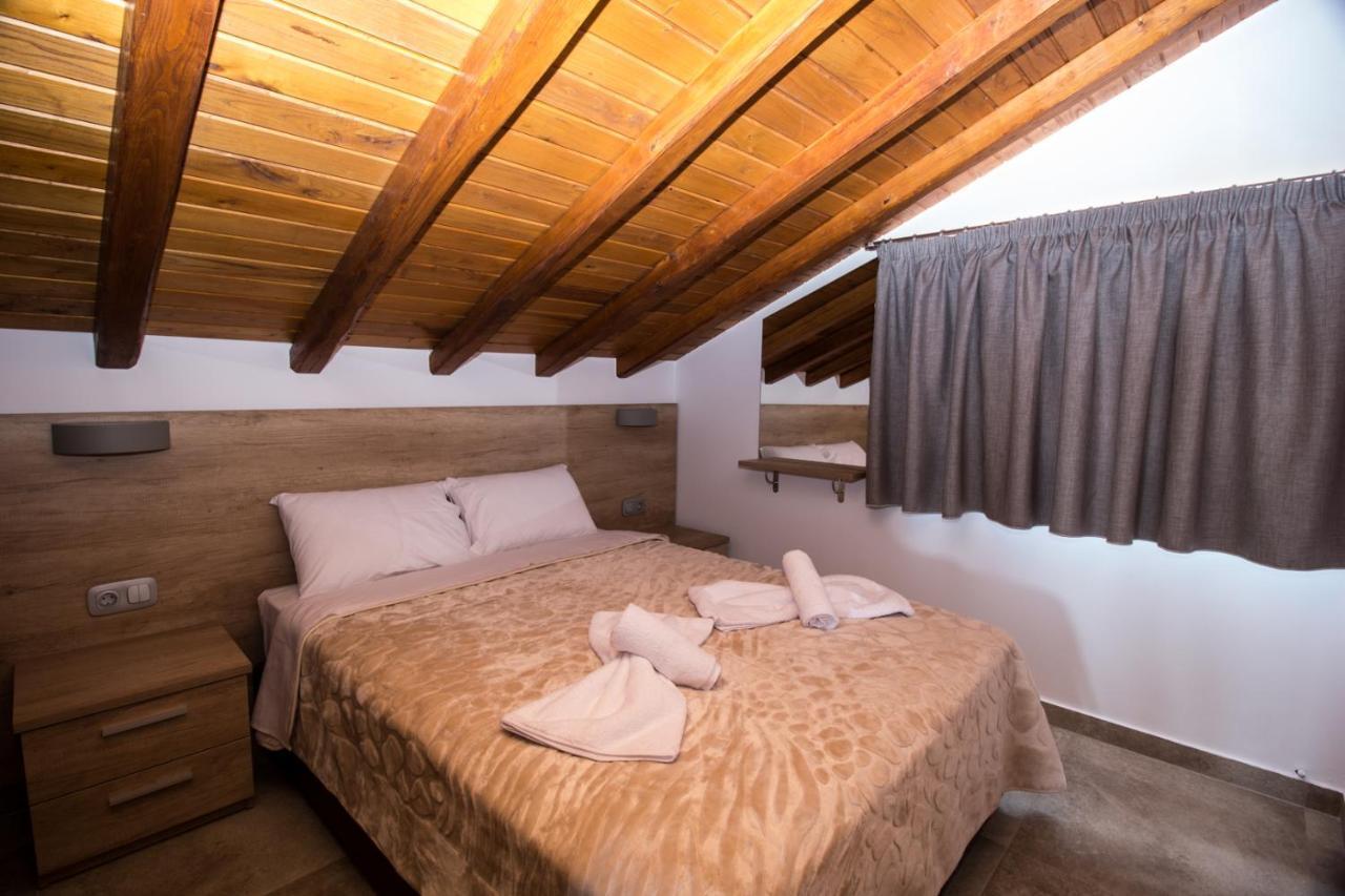 Golden Attic Apartment Nea Roda Exterior photo