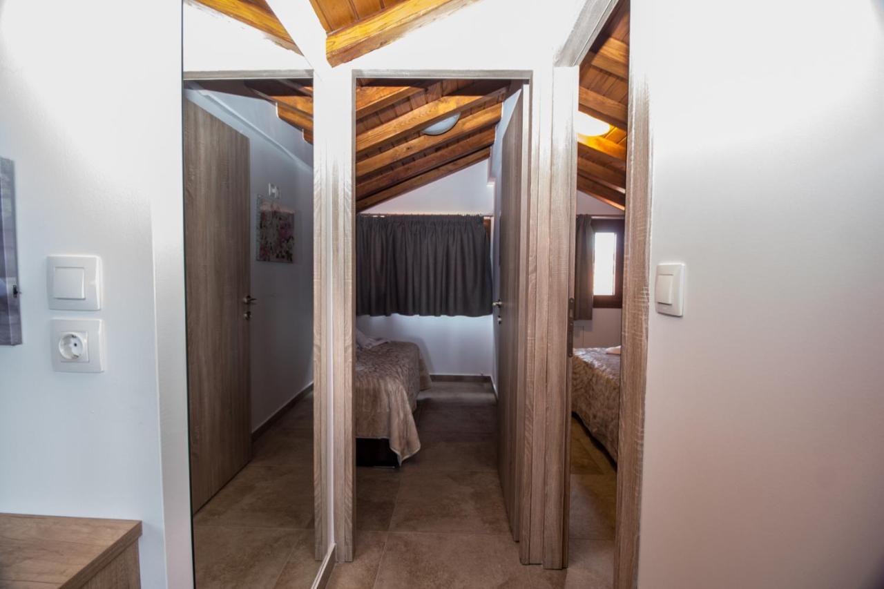 Golden Attic Apartment Nea Roda Exterior photo