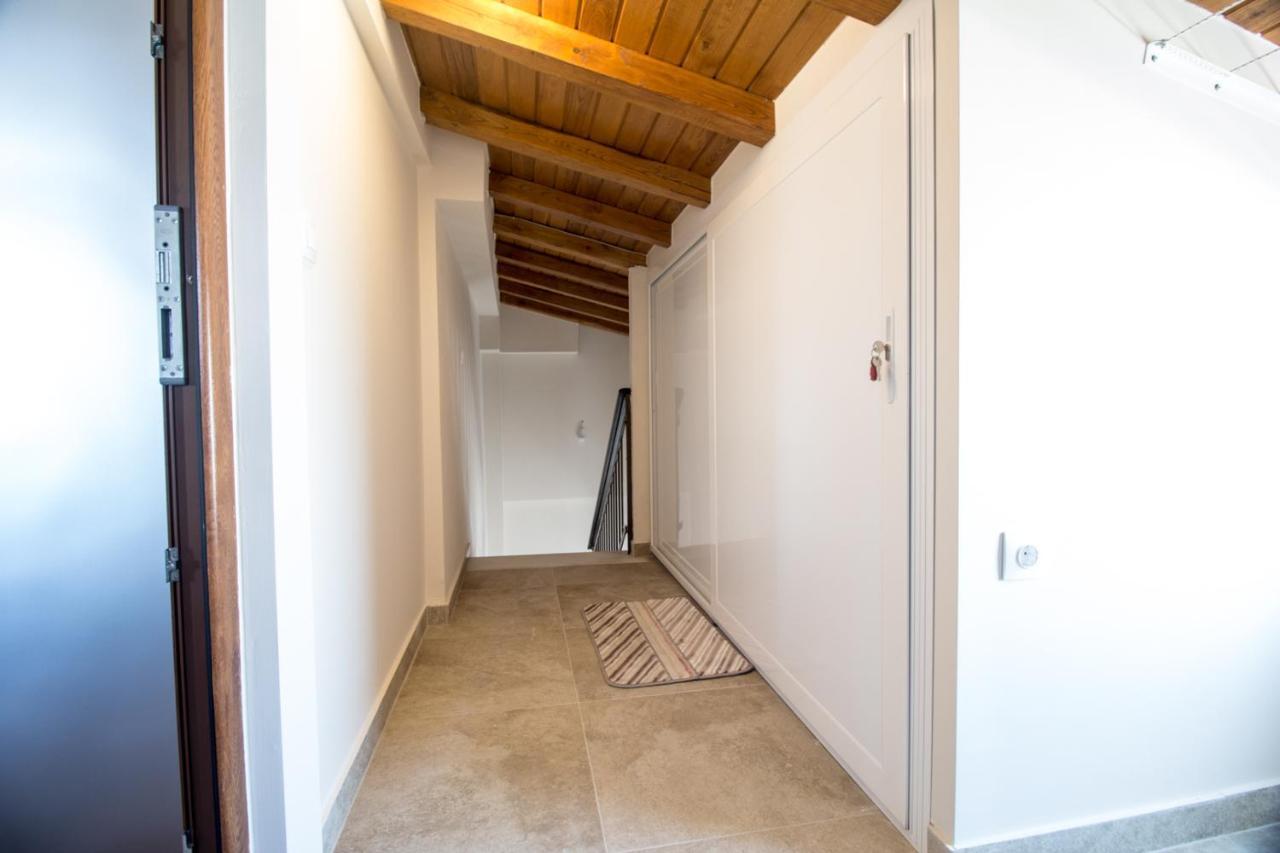 Golden Attic Apartment Nea Roda Exterior photo
